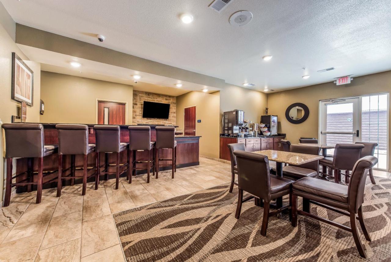 Cobblestone Hotel & Suites - Hutchinson Exterior foto